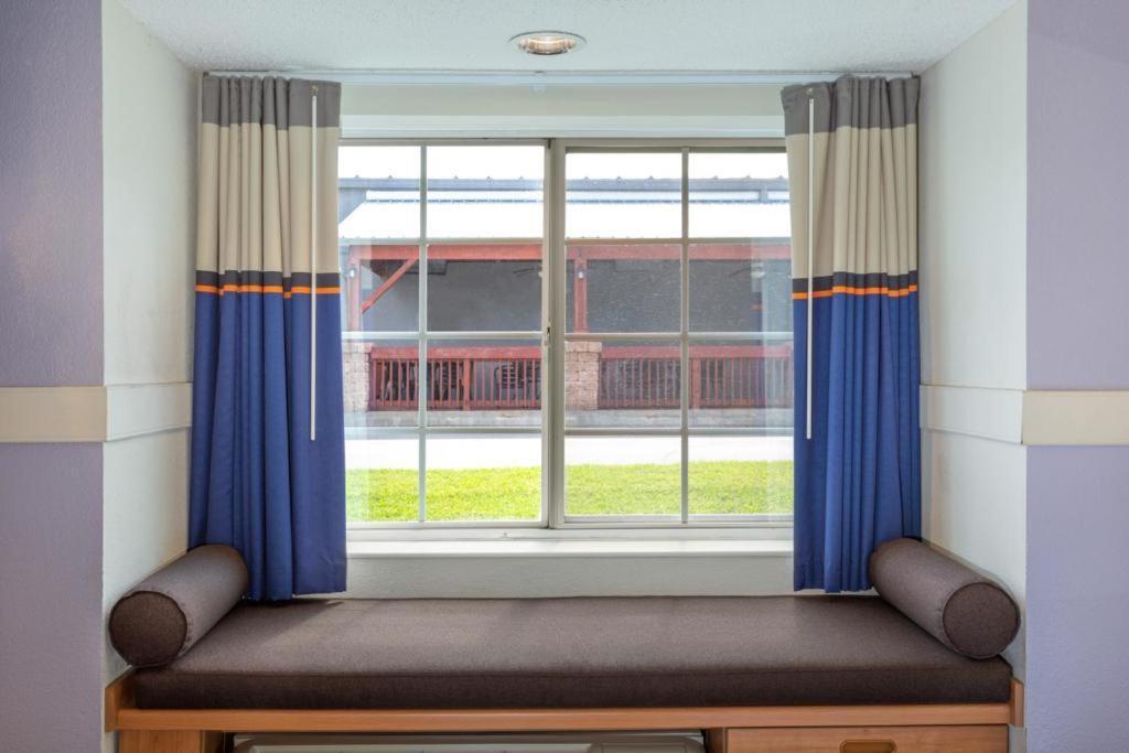 Microtel Inn & Suites By Wyndham Lillington/Campbell University Екстер'єр фото